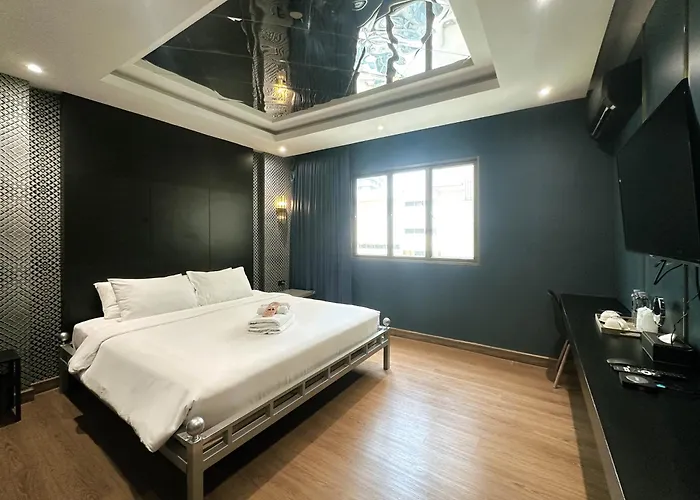 G Boutique Silom 3*